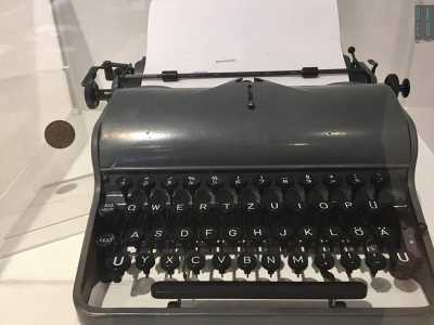 C�� anche la dattilografica nazista per eccellenza: l��Olympia� del 1941. Creata appositamente per le SS, era dotata di un �carattere speciale� posto sul tasto 5 che riportava il marchio delle squadre militari tedesche